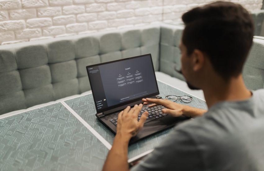 Man working on a computer at a cafe